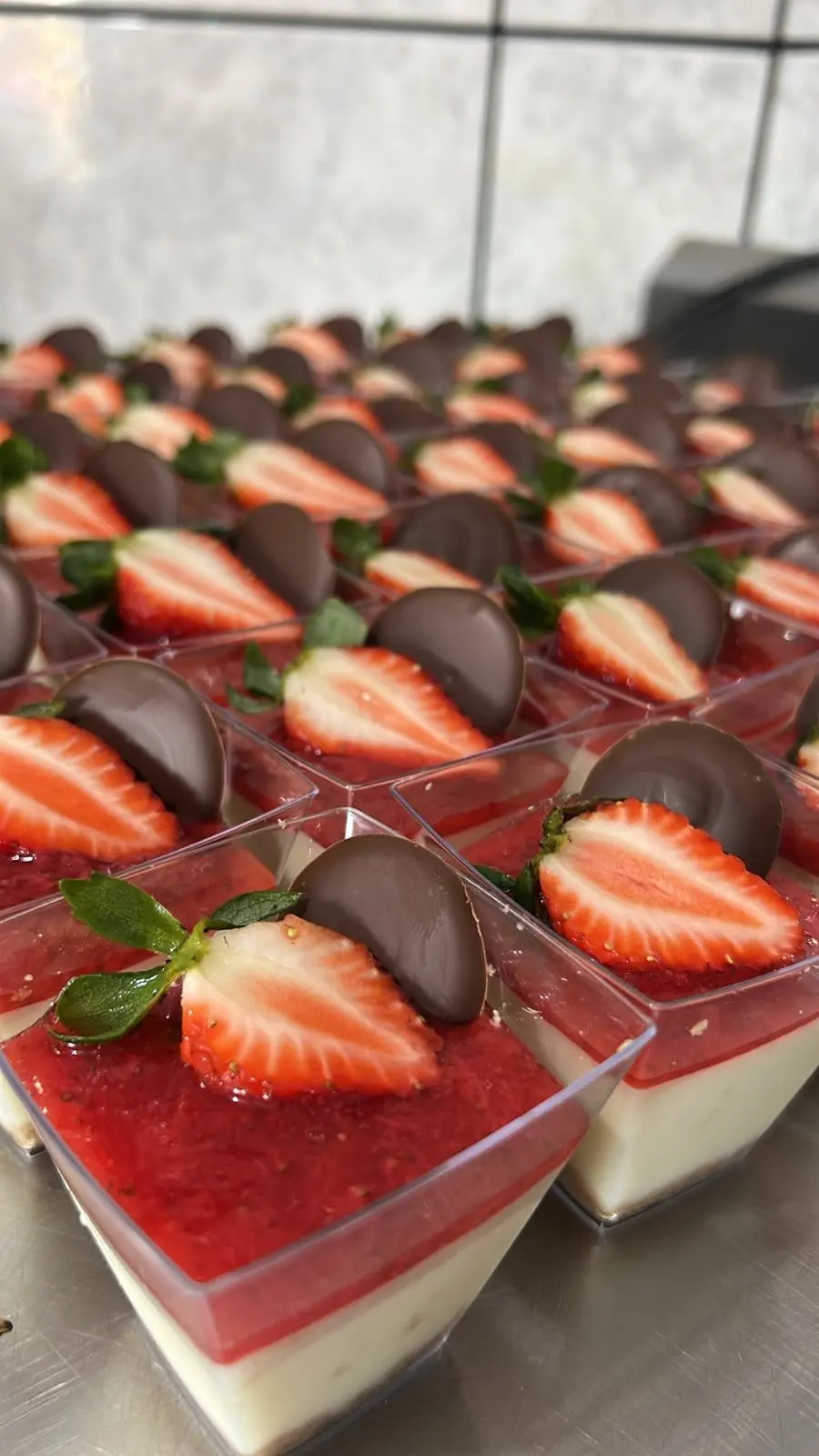 Cheesecakes de morango em copinhos individuais