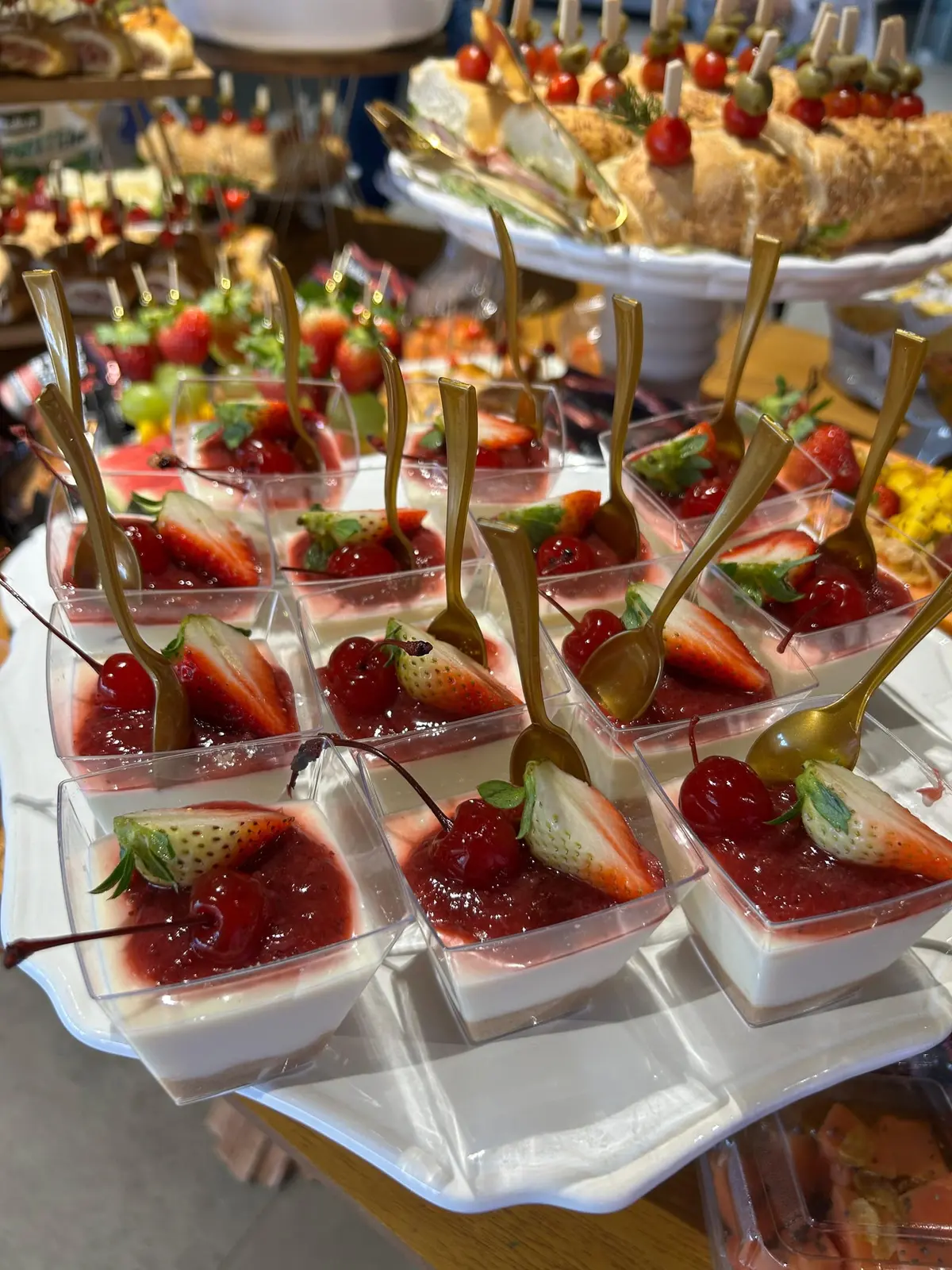 Doces de copinho com calda de frutas vermelhas e morango