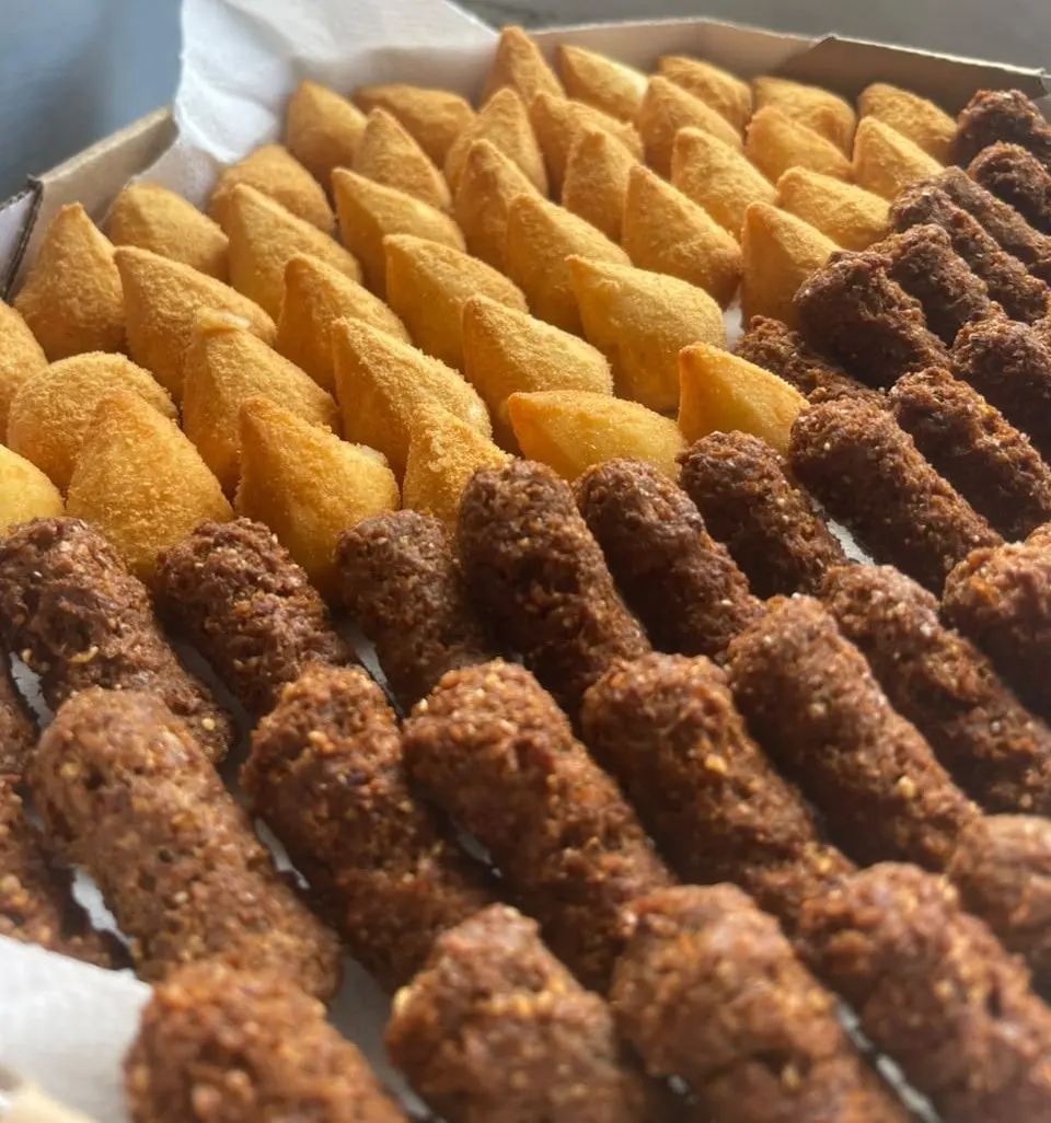 Coxinhas e quibes fritos