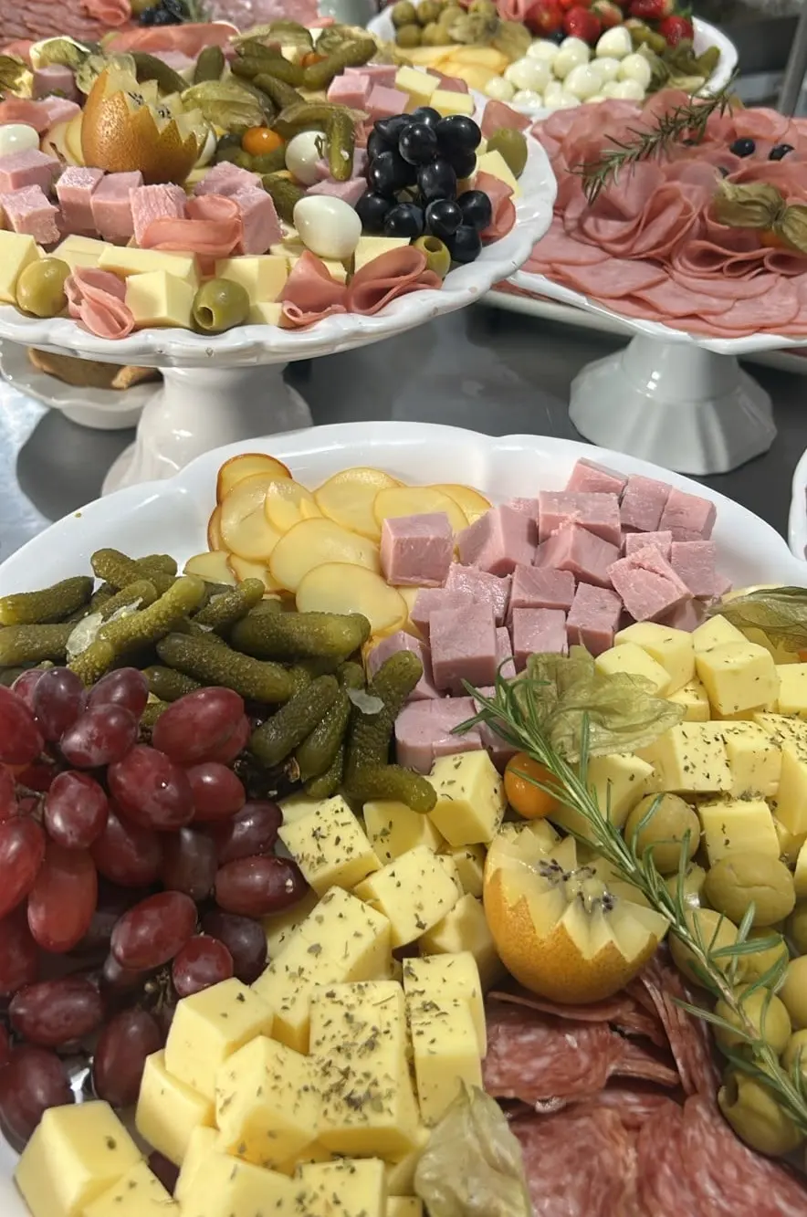 Tábuas de frios com queijos, presunto, salame, azeitonas e uvas